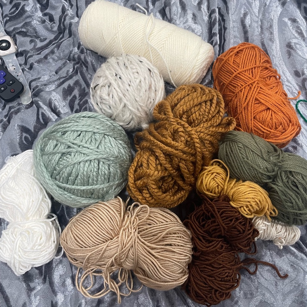 Bundle of yarn skeins